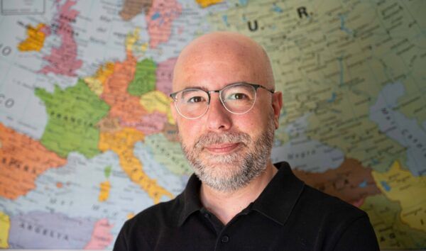 Retrato de Javier Ordás del Corral frente a un mapa de Europa