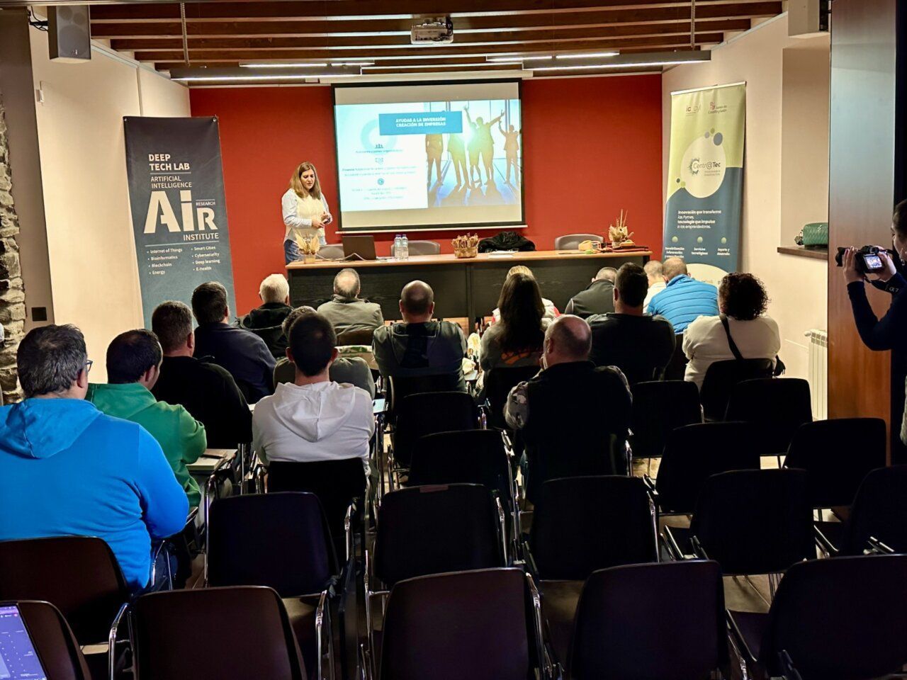 Presentación sobre digitalización en turismo y ganadería en jornada tecnológica
