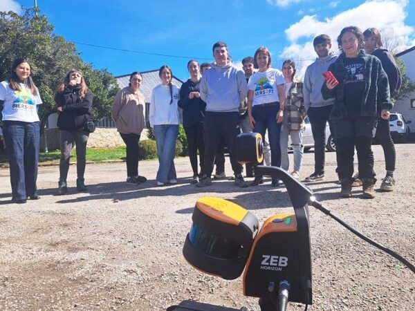 Estudiantes en jornada sobre tecnología forestal con escáner láser