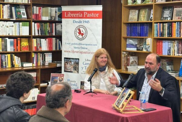José Miguel Ortega del Río presentando su novela en una librería