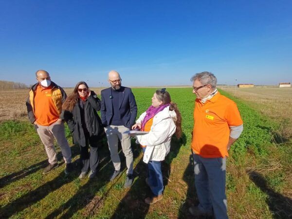 Grupo de jóvenes agricultores en una explotación agrícola en León