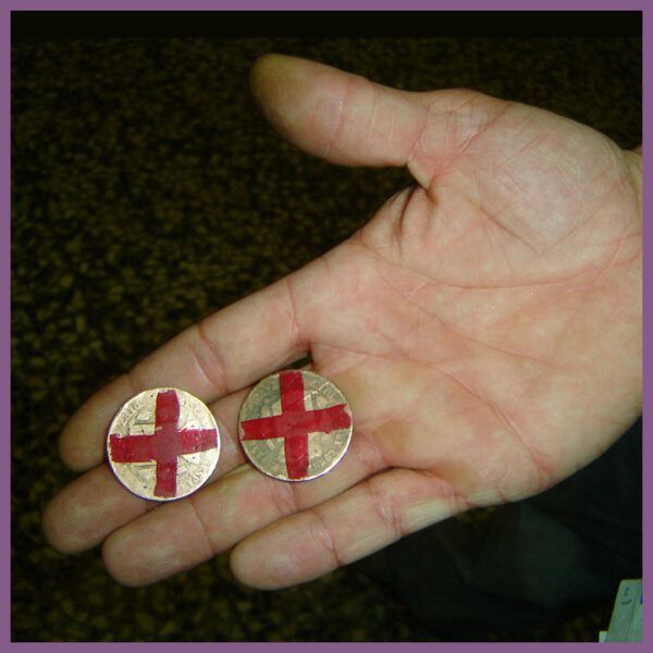 Monedas de juego de chapas en la mano de un jugador