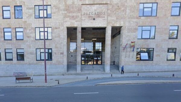 Fachada del juzgado en León, España, donde se ratificó una sanción