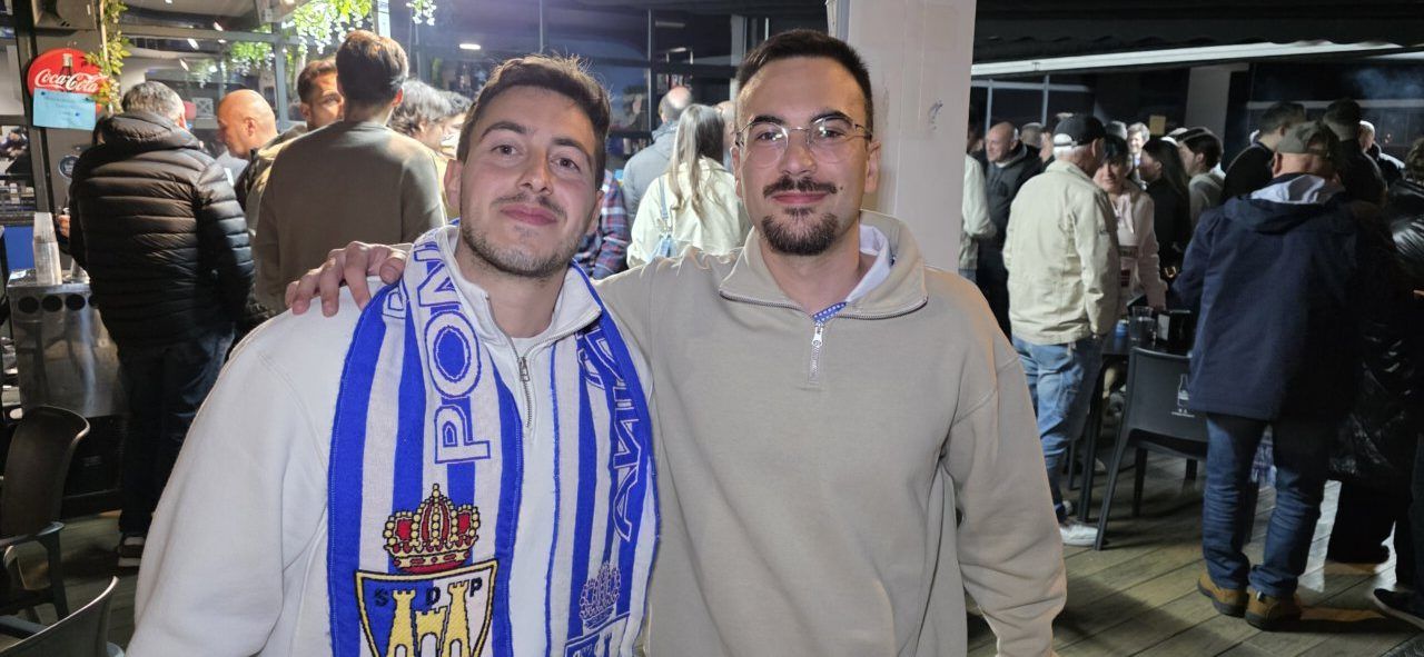 Dos aficionados de la Ponfe en el Bar El Toralín durante un evento