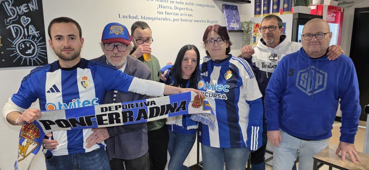 Grupo de aficionados de la Ponferradina en el Bar El Toralín
