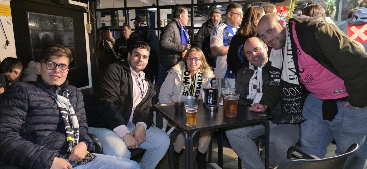 Grupo de aficionados de la Ponfe disfrutando en el Bar El Toralín