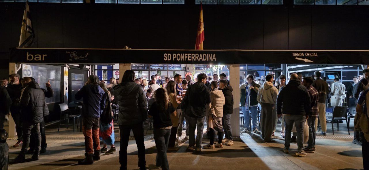 Aficionados de la Ponferradina en el bar El Toralín