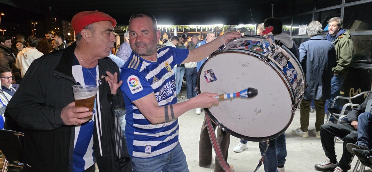Aficionados de la Ponfe en el Bar El Toralín animando con un tambor