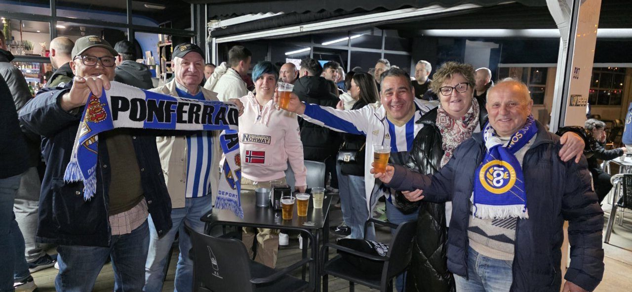 Grupo de aficionados de la Ponfe en el Bar El Toralín celebrando