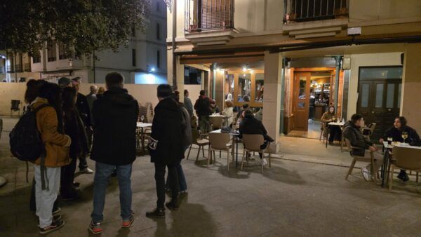 Personas disfrutando en la terraza de La Galería en Ponferrada