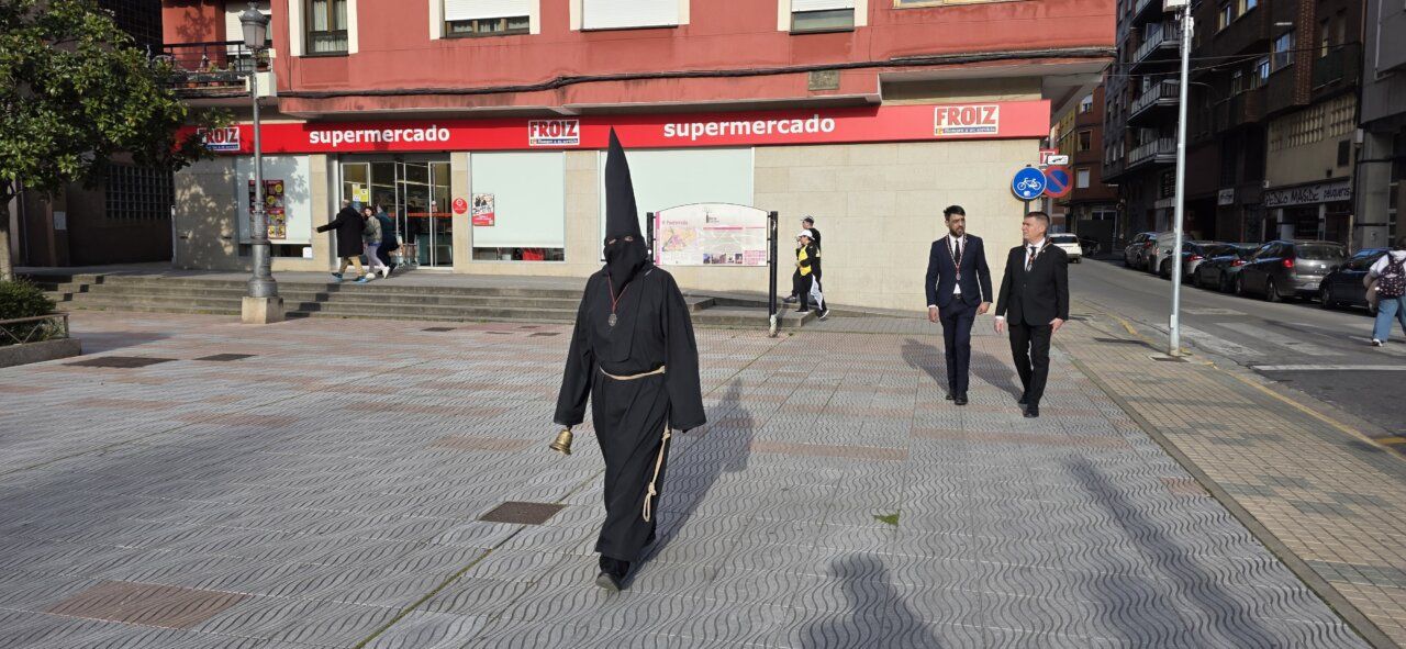 El Lambrión Chupacandiles caminando por las calles de Ponferrada