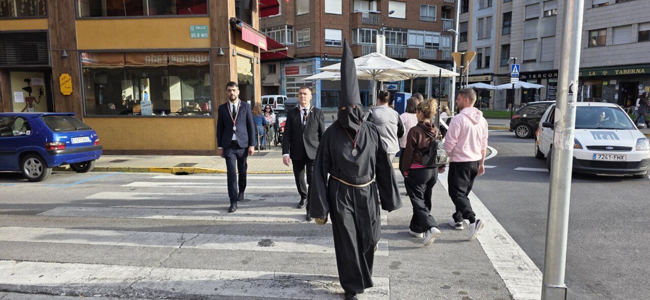 El Lambrión Chupacandiles camina por las calles de Ponferrada durante Semana Santa