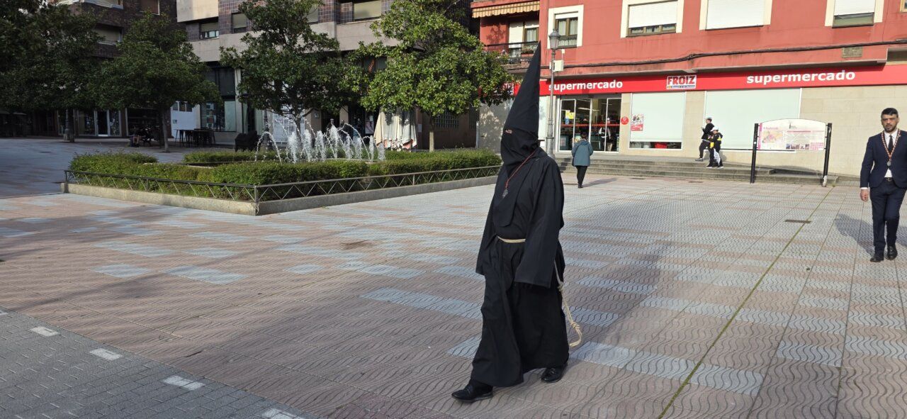 El Lambrión Chupacandiles camina por las calles de Ponferrada.