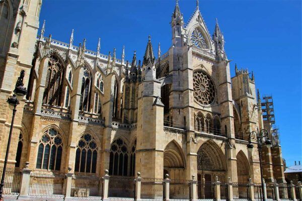 Vista de la catedral gótica de León en Castilla y León, España.
