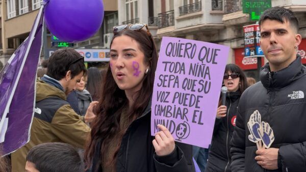 Manifestante con cartel en marcha del Día Internacional de la Mujer en León