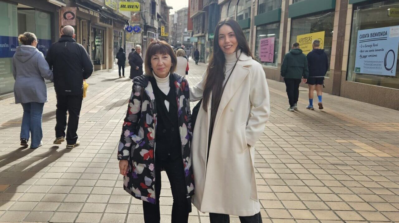 Mabel Fernández y otra persona en una calle de El Bierzo