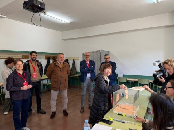 Mabel Fernández votando en un centro electoral con otras personas presentes