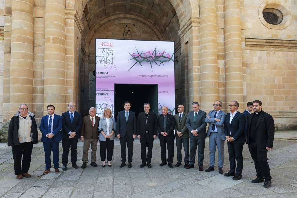 Alfonso Fernández Mañueco y autoridades en la inauguración de la exposición en Zamora