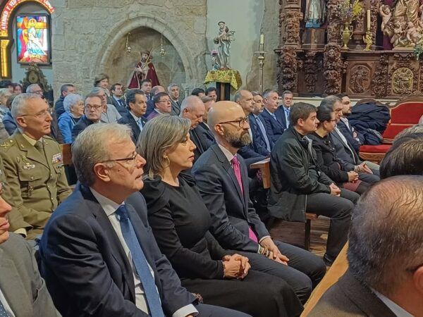 Asistentes a la ceremonia de reconocimiento a Manuel Flaker en León