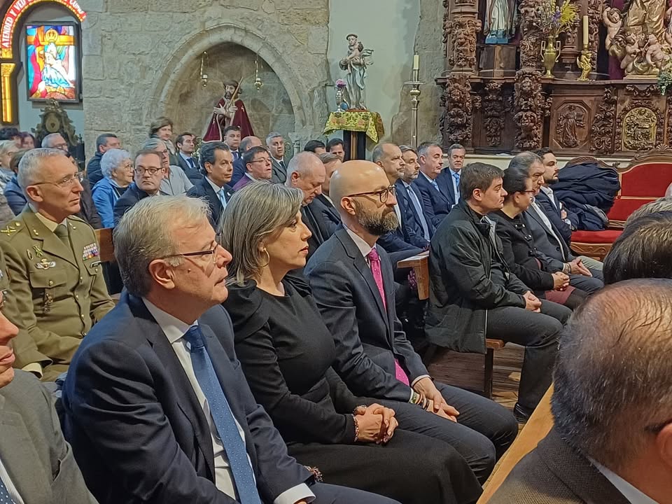 Asistentes a la ceremonia de reconocimiento a Manuel Flaker en León