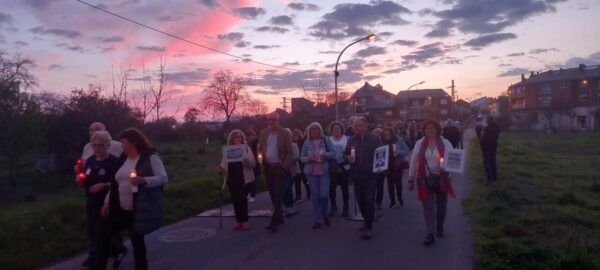 Participantes de la marcha por la paz en Ponferrada con velas