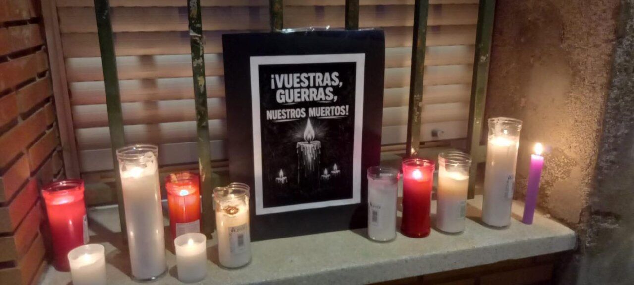 Velas encendidas en un acto simbólico por la paz