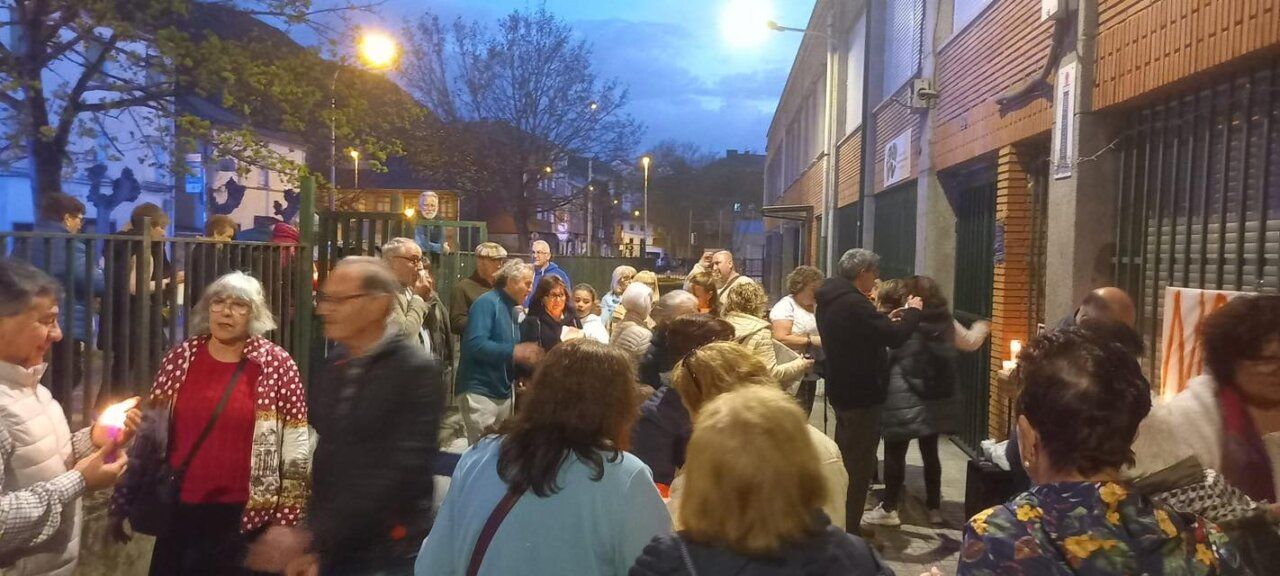 Participantes en la marcha por la paz en Ponferrada con velas encendidas