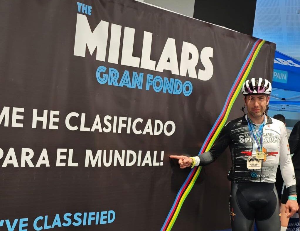 Marcos García celebrando su clasificación para el Mundial de Gran Fondo en Japón