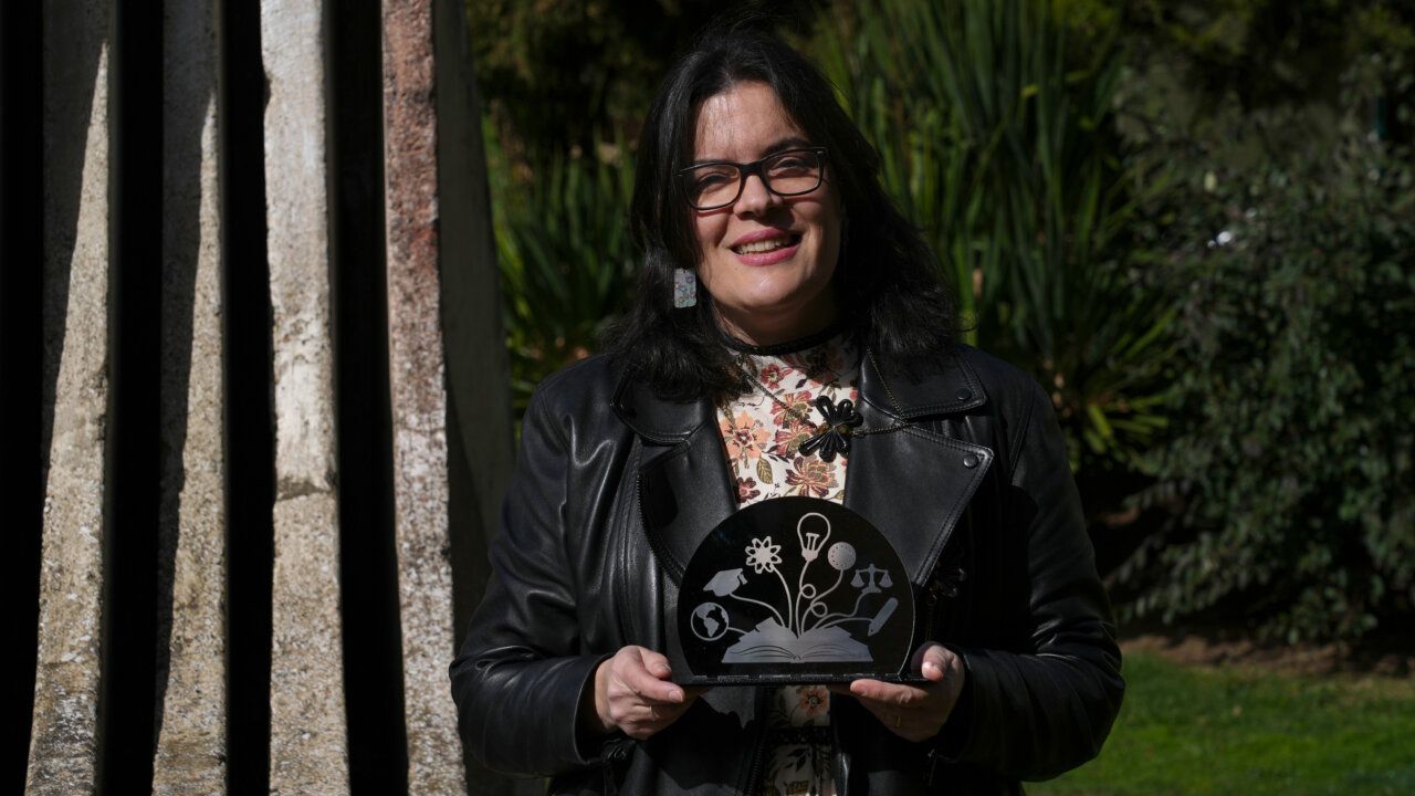 María Piedad Campelo sosteniendo un premio en un entorno natural