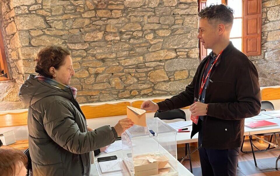 Mario Rivas votando en San Miguel de Laciana durante elecciones