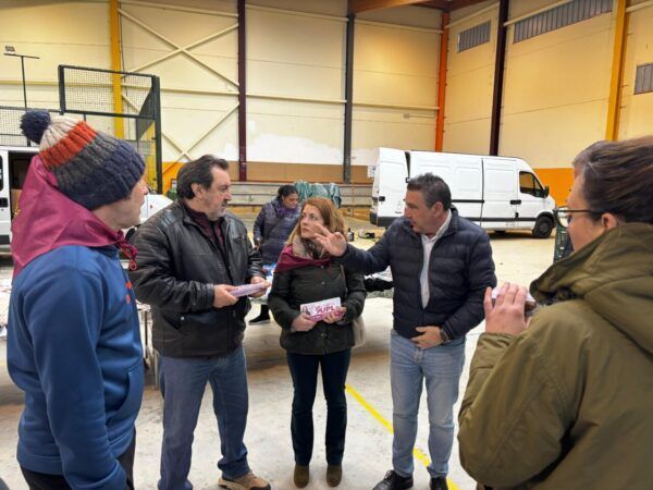 Reunión sobre despoblación en la montaña oriental leonesa con varios participantes.
