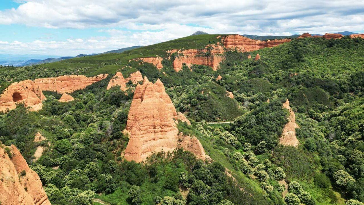 Vista panorámica de Las Médulas, paisaje de minería romana en León