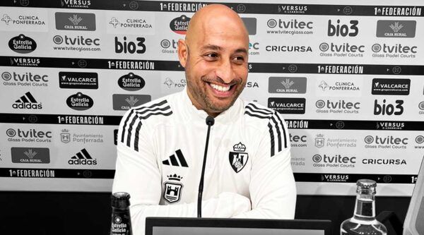 Mehdi Nafti sonriendo durante una rueda de prensa