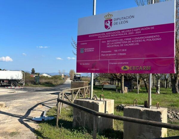 Cartel informativo sobre mejoras en el polígono industrial de Cacabelos