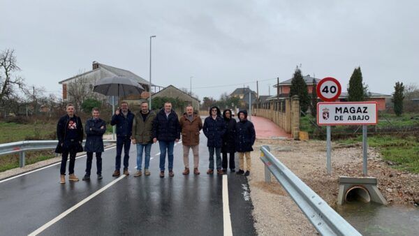 Grupo de personas en la carretera de Magaz de Arriba bajo la lluvia