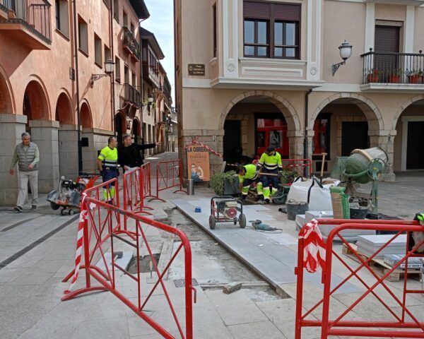 Trabajadores realizando obras en la Plaza de la Encina en Ponferrada
