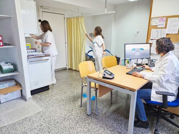 Personal sanitario en la nueva consulta de matrona en Ponferrada II