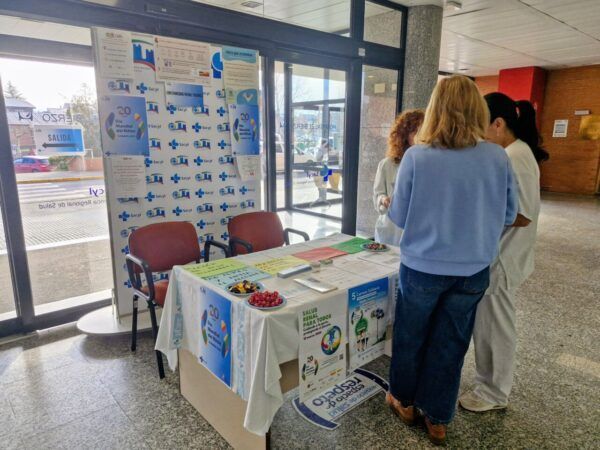 Mesa informativa sobre la prevención de enfermedades renales en el hospital.
