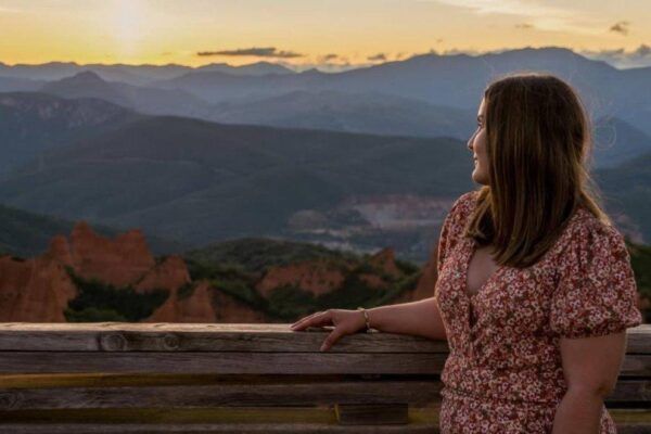 Vista del Mirador de Orellán al atardecer con montañas al fondo