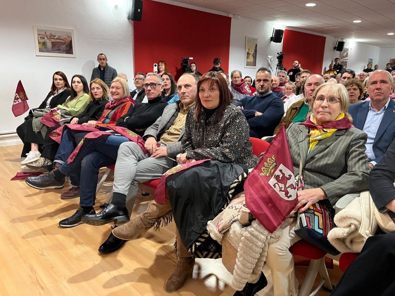 Asistentes al mitin de Alicia Gallego en Santa María del Páramo