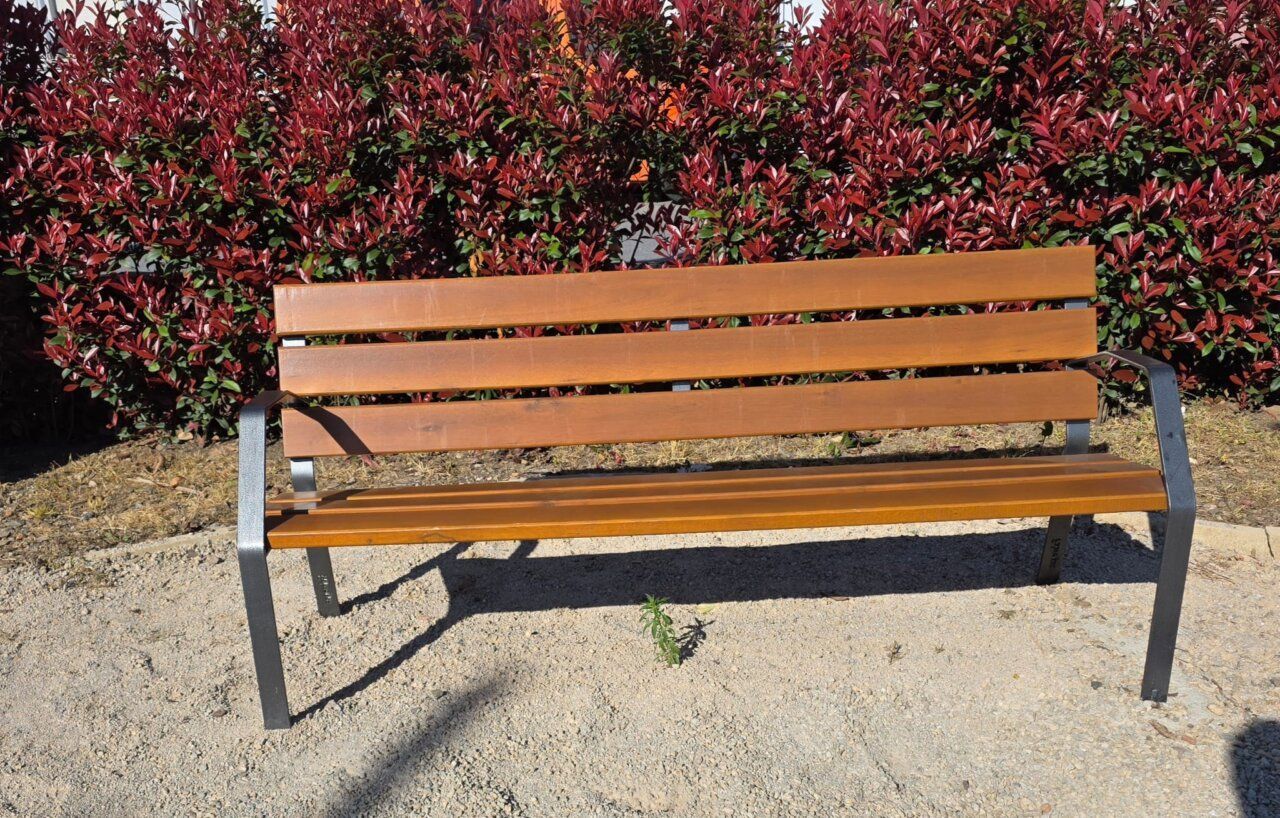 Banco de madera y metal en un parque de Villafranca del Bierzo