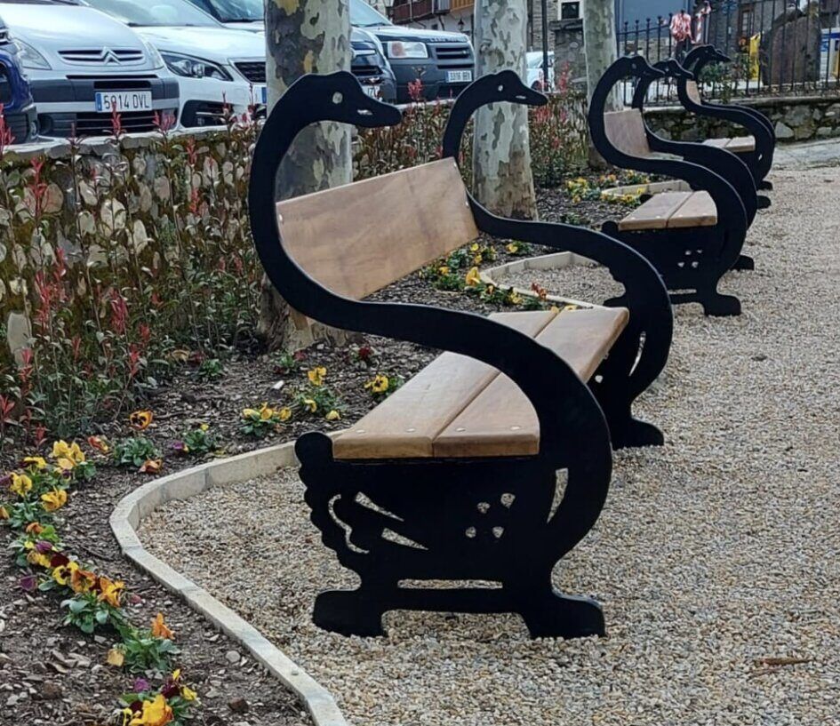 Bancos de diseño en un parque de Villafranca del Bierzo