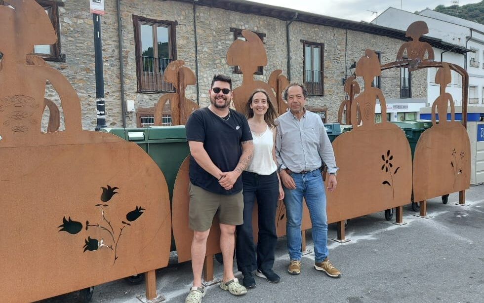 Grupo de personas junto al nuevo mobiliario urbano en Villafranca del Bierzo