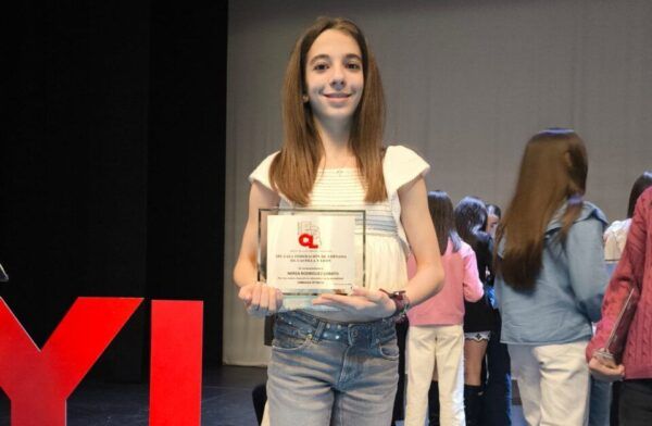 Nerea Rodríguez Lobato sosteniendo un premio en una gala de gimnasia