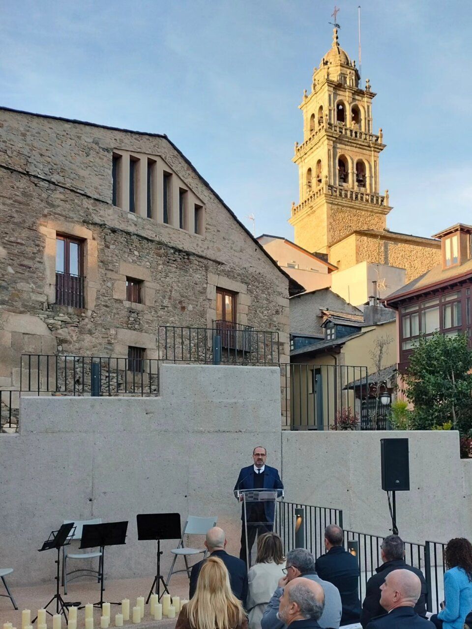 Inauguración del nuevo ágora cultural en Ponferrada con un alcalde en el podio