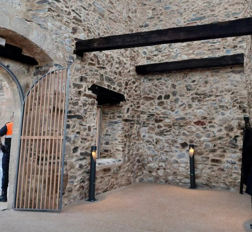 Interior del nuevo ágora cultural en Ponferrada con paredes de piedra
