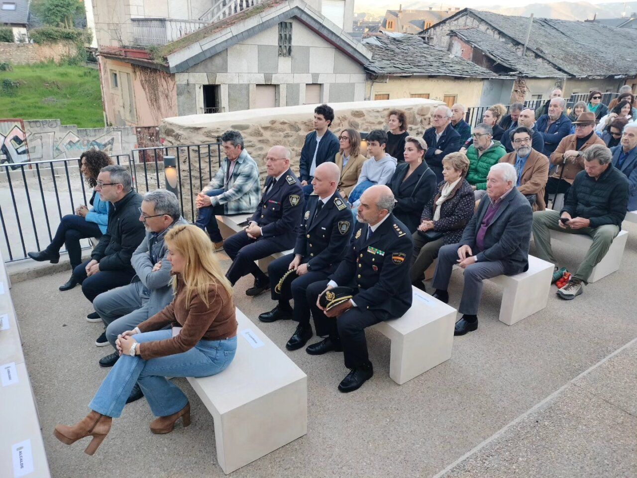 Inauguración del nuevo ágora cultural en Ponferrada con asistentes sentados.