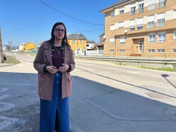 Concejala de Fomento en la Avenida del Canal durante obras de reasfaltado