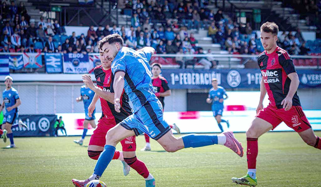 Jugadores de fútbol en un partido entre Ourense y Ponferradina