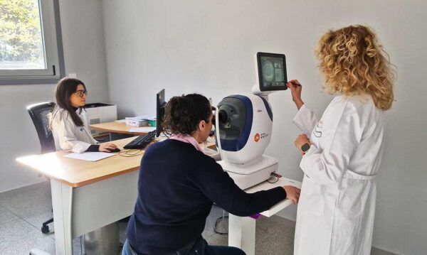 Paciente realizando pruebas de retinopatía diabética en un centro de salud.